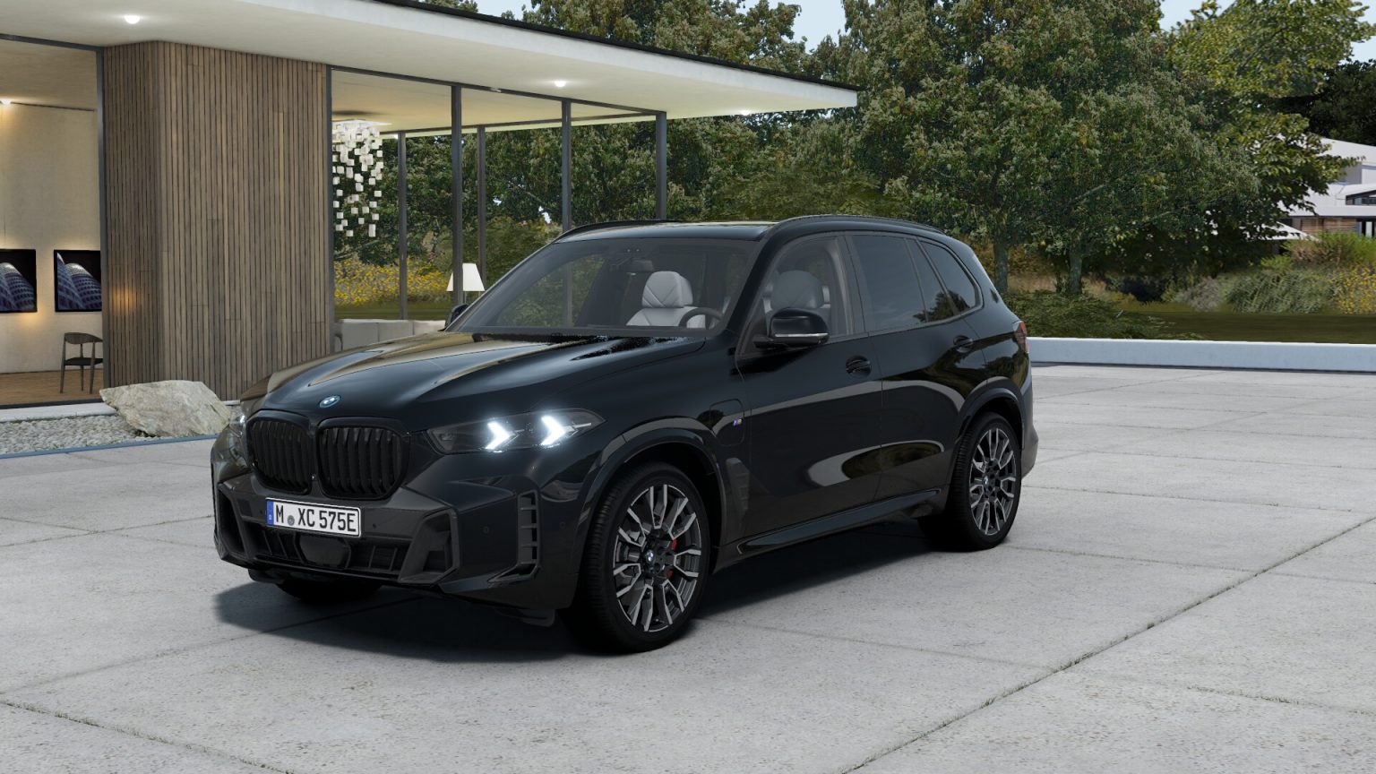 Crni BMW X5 ispred moderne vile