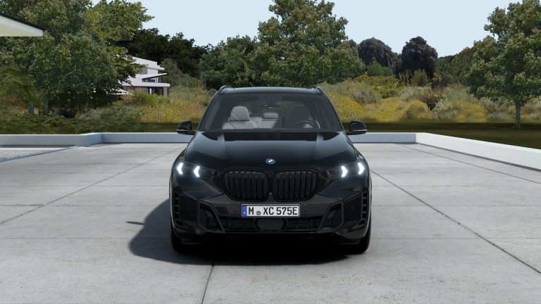 Crni BMW X5 ispred vile