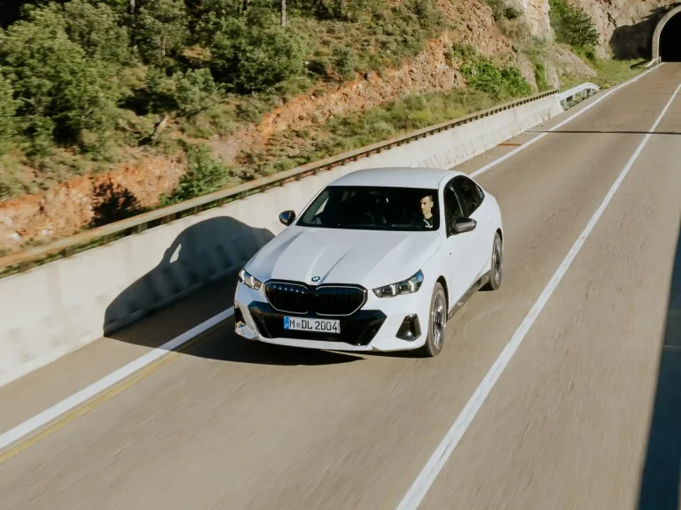 Bela BMW Serija 5 na planinskom putu