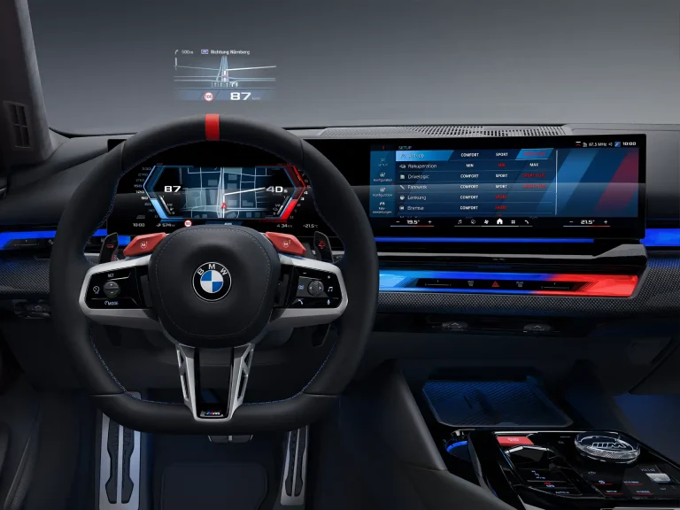 Kokpit BMW-a sa volanom i zakrivljenim ekranom